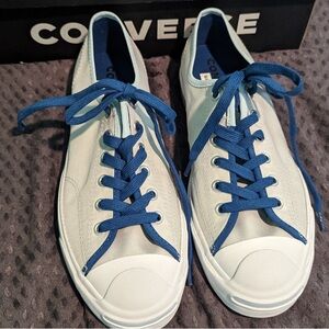 Converse like new White Sneakers with Blue Laces Men’s 7 Women’s 8.5 with box.